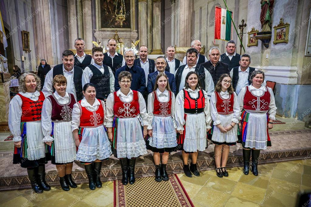 Felújították a Szentháromság templomot a Tolna vármegyei Tevelen