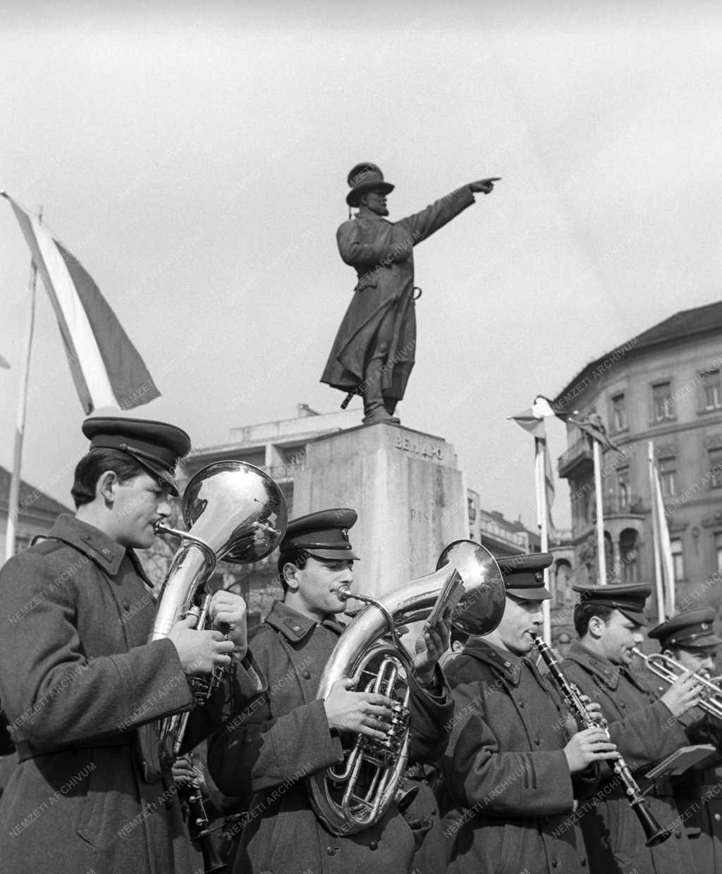 Ünnep - Március 15 - Koszorúzás a Bem-szobornál