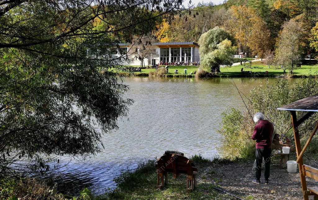 Szabadidő - Esztergom - Horgász a Búbánatvölgy tavánál