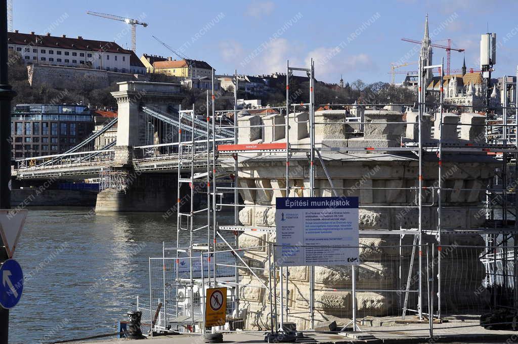 Városkép - Budapest - Felújítják a Lánchídnál lévő Duna-parti bástyákat