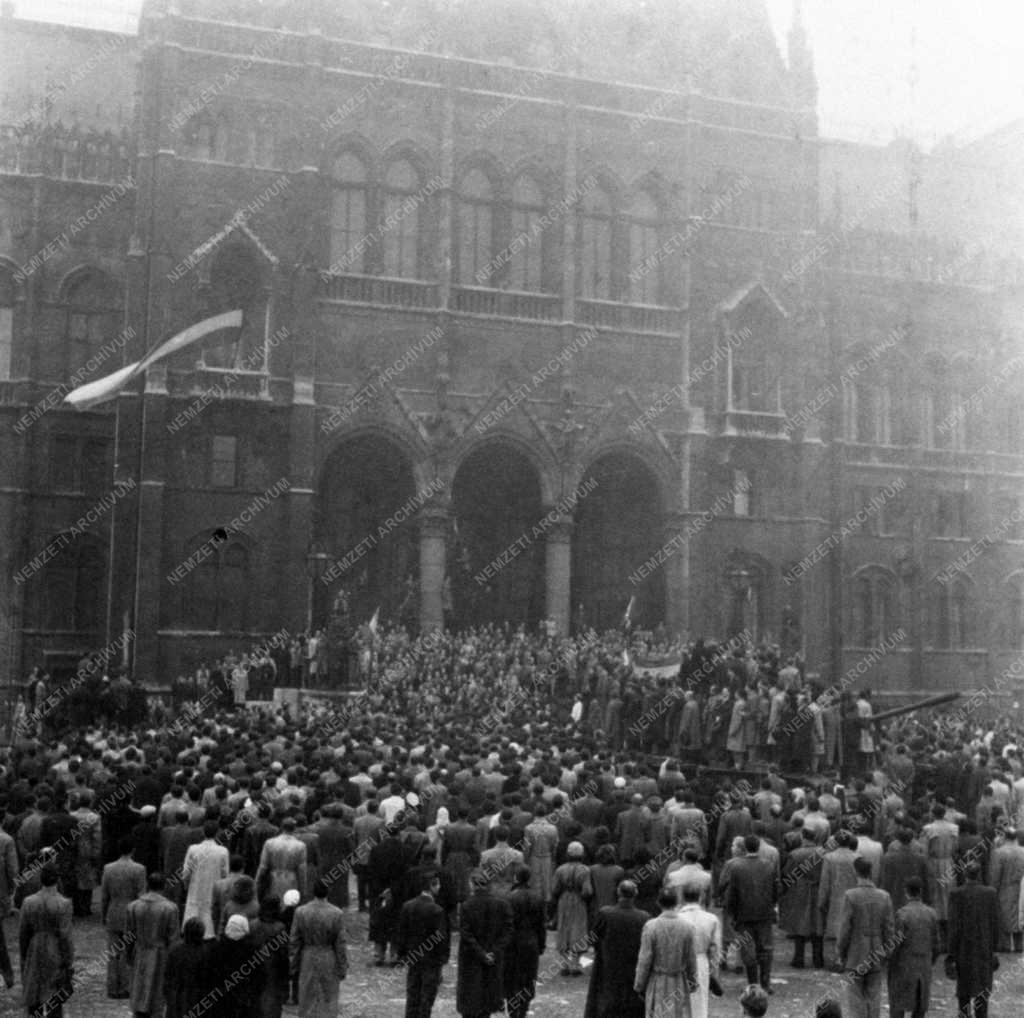 Belpolitika - 1956-os forradalom - Véres csütörtök