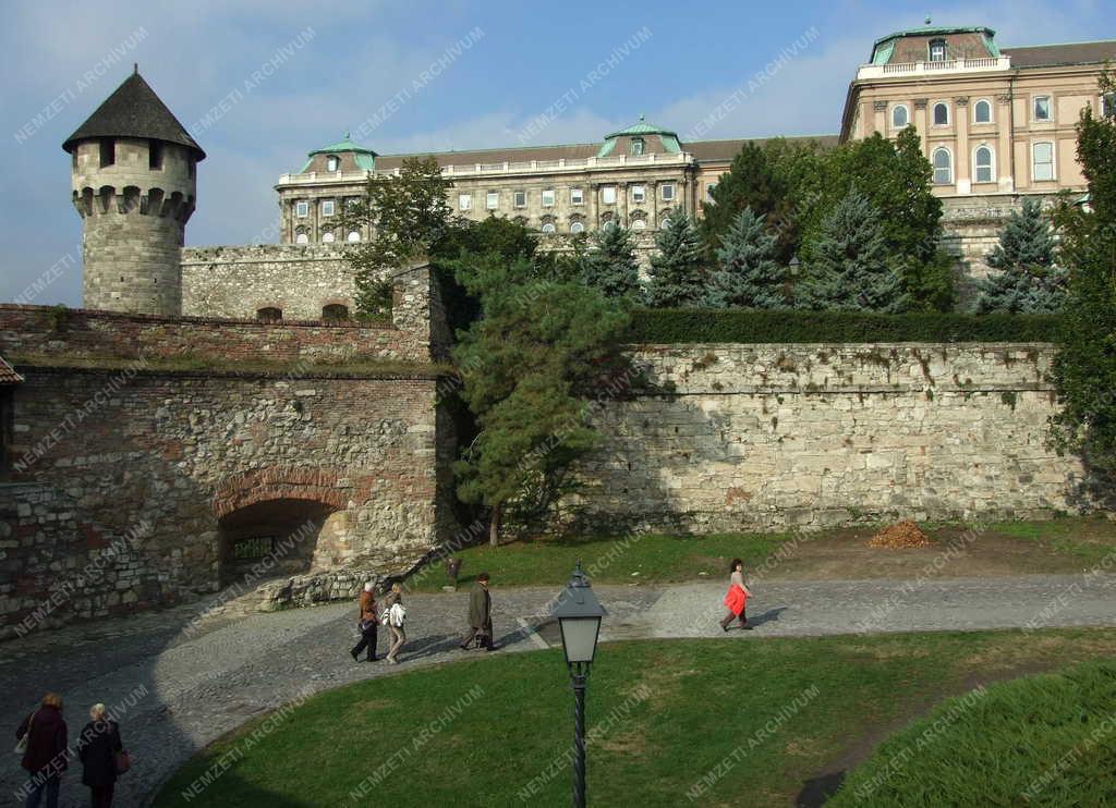 Turizmus  - Budapest - Turisták a budavári a nagy rondellánál