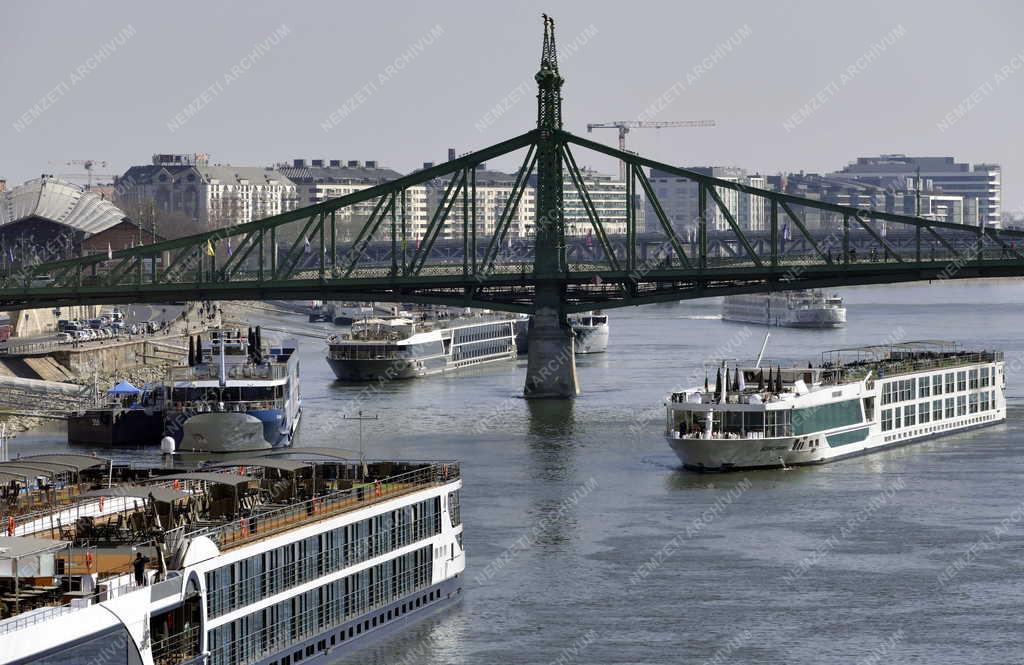Idegenforgalom - Turistákat szállító külföldi hotelhajók újra a Duna folyón Budapestnél