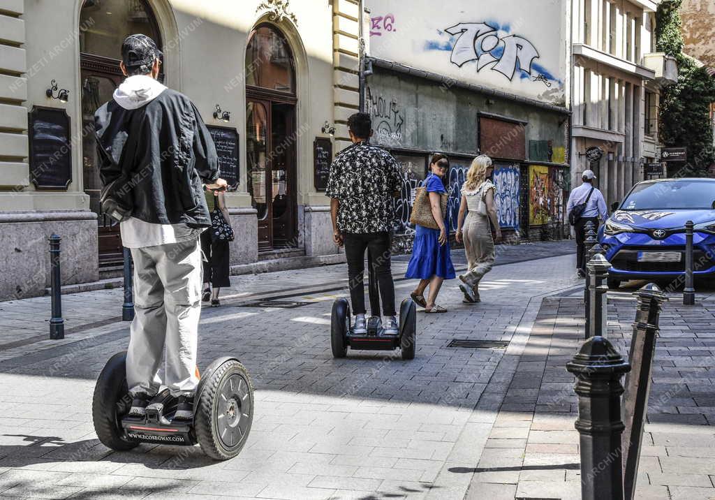 Idegenforgalom - Budapest - Segway-el közlekedő turisták