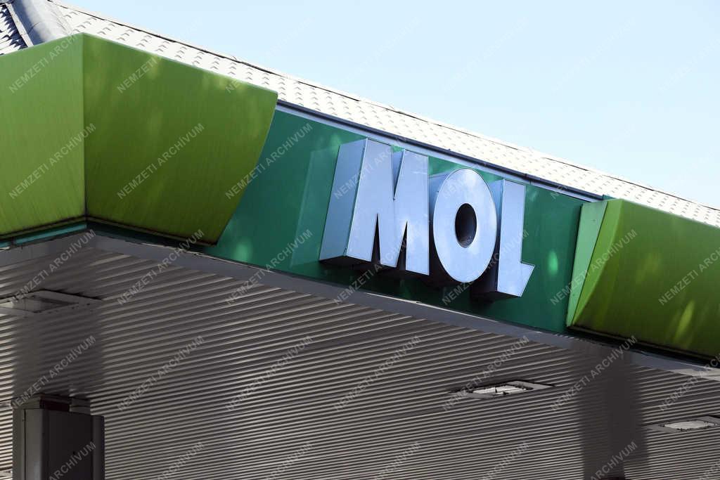 Közlekedés - Budapest - MOL üzemanyagtöltő állomás