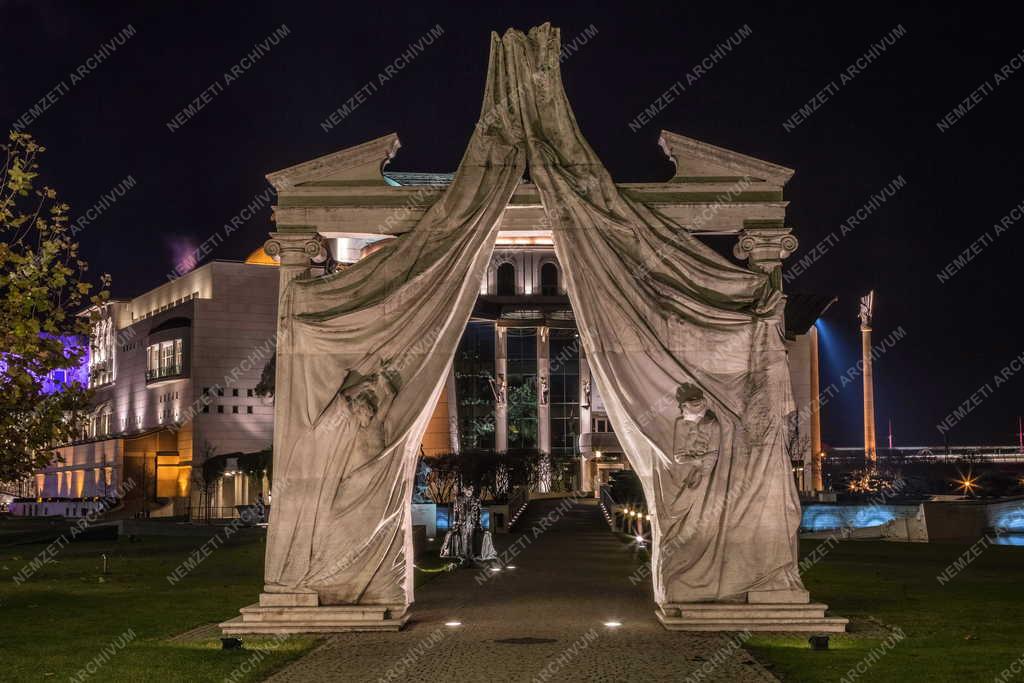 Műalkotás - Budapest - A Nemzeti Színház parkjának kapuszobra