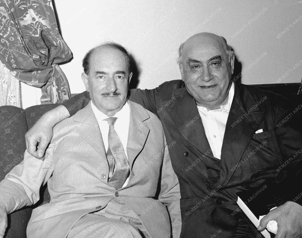 1-9: Július első hetében megkezdődnek a próbák a Szegedi Szabadtéri Színpadon; 10-22: Salvatore Quasimodo Nobel-díjas olasz költő látogatása a Magyar Írók Szövetségében