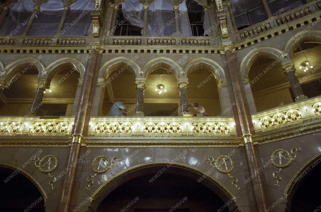 Restaurálás - Felújítják a Parlament üléstermét