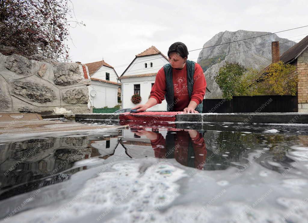 Hagyomány - Torockó - Patakban mossák a háziszőttest