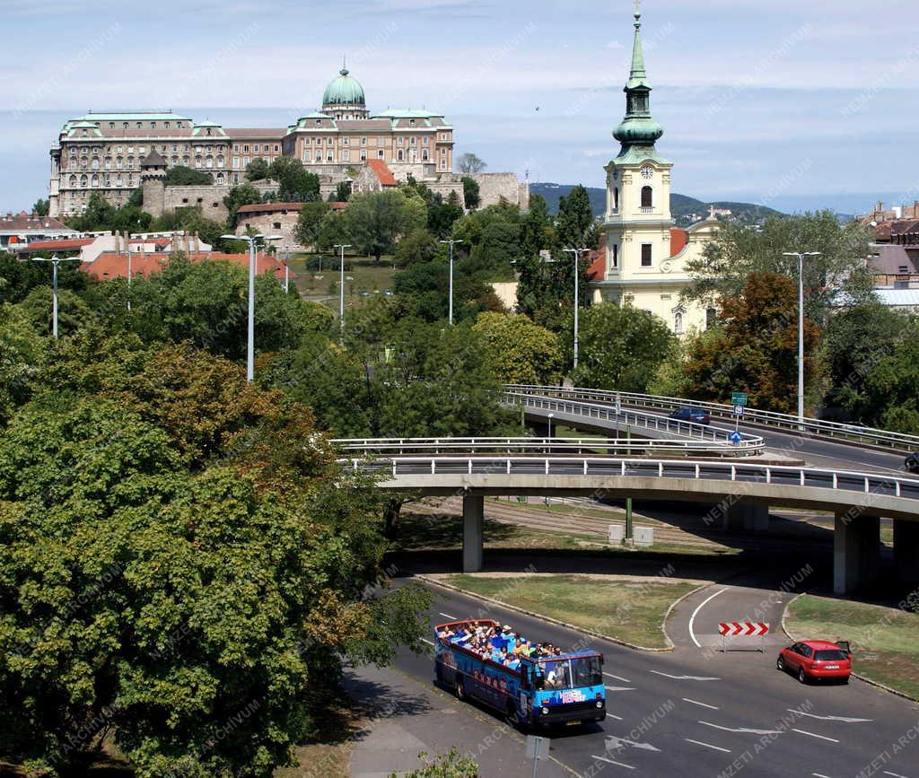 Városkép - Idegenforgalom - Városnézők autóbuszon