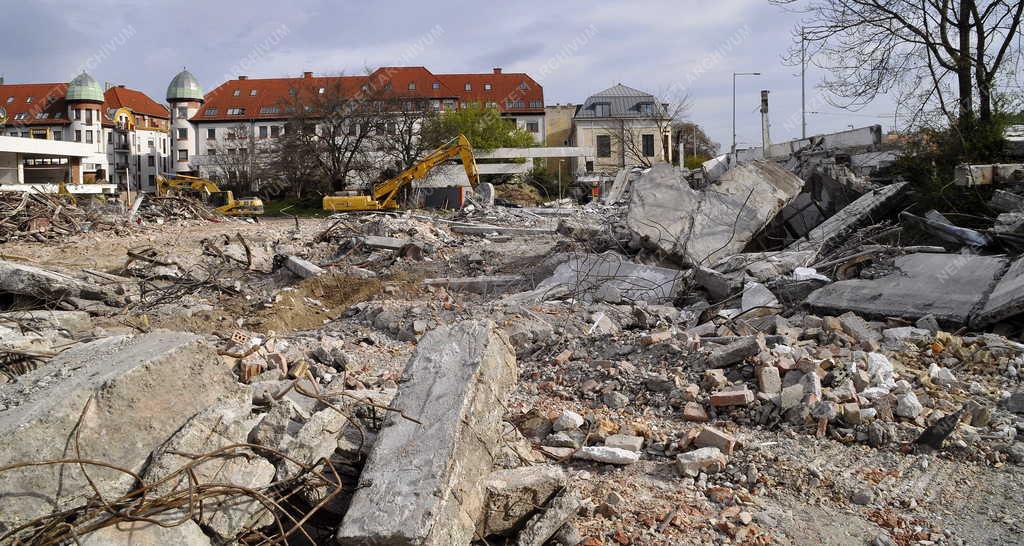 Településfejlesztés - Bontják a korábbi Ady Endre Művelődési Házat Újpesten