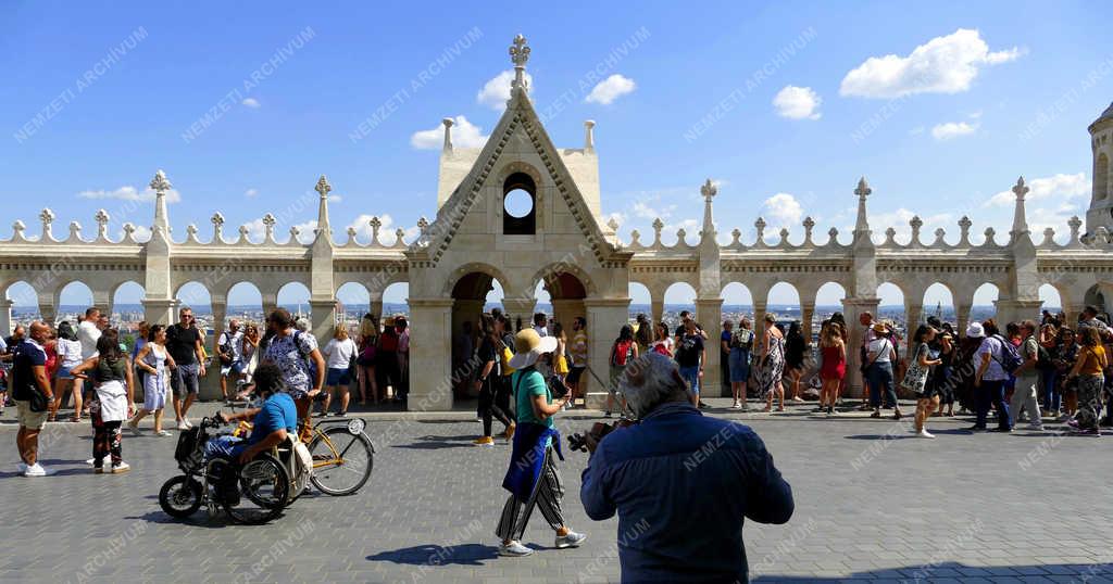 Idegenforgalom - Budapest - Turisták a Budai Várban