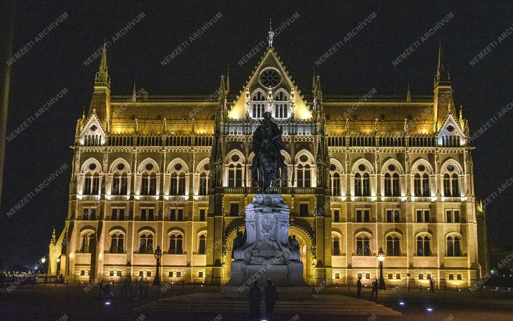 Városkép - Budapest - Országház esti kivilágításban