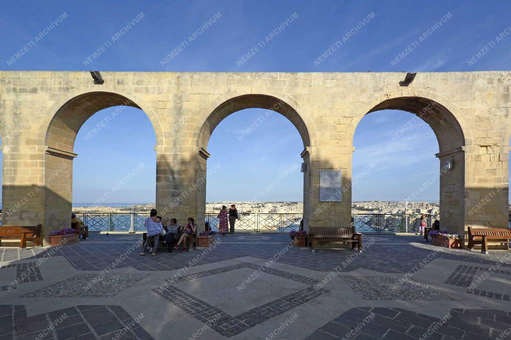 Idegenforgalom - Valletta - Turisták a Barakka Kert teraszán