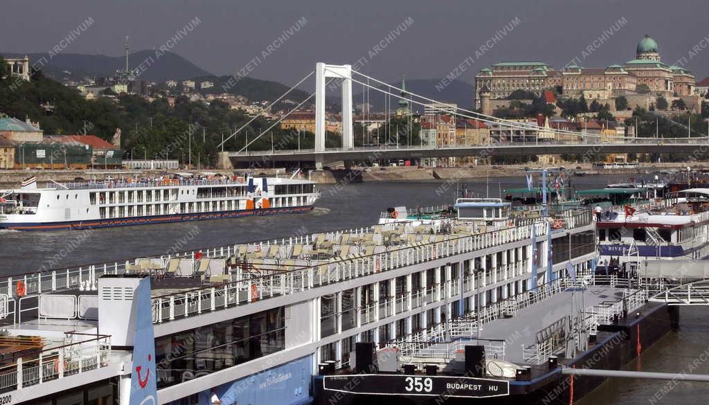 Városkép - Budapest - Hotelhajók a Dunán