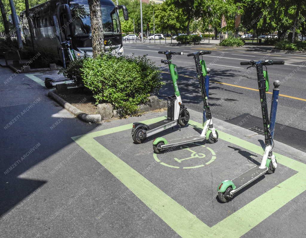 Közlekedés - Budapest - Elektromos rollerek parkolója