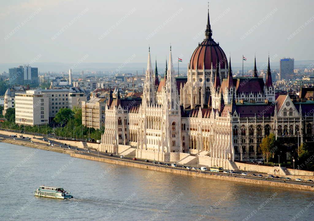 Táj, város - Budapest - Városkép - Parlament - Vízi közlekedés