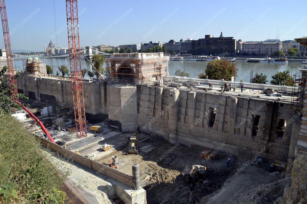 Műemlékvédelem - Rekonstrukció - A Várbazár felújítása