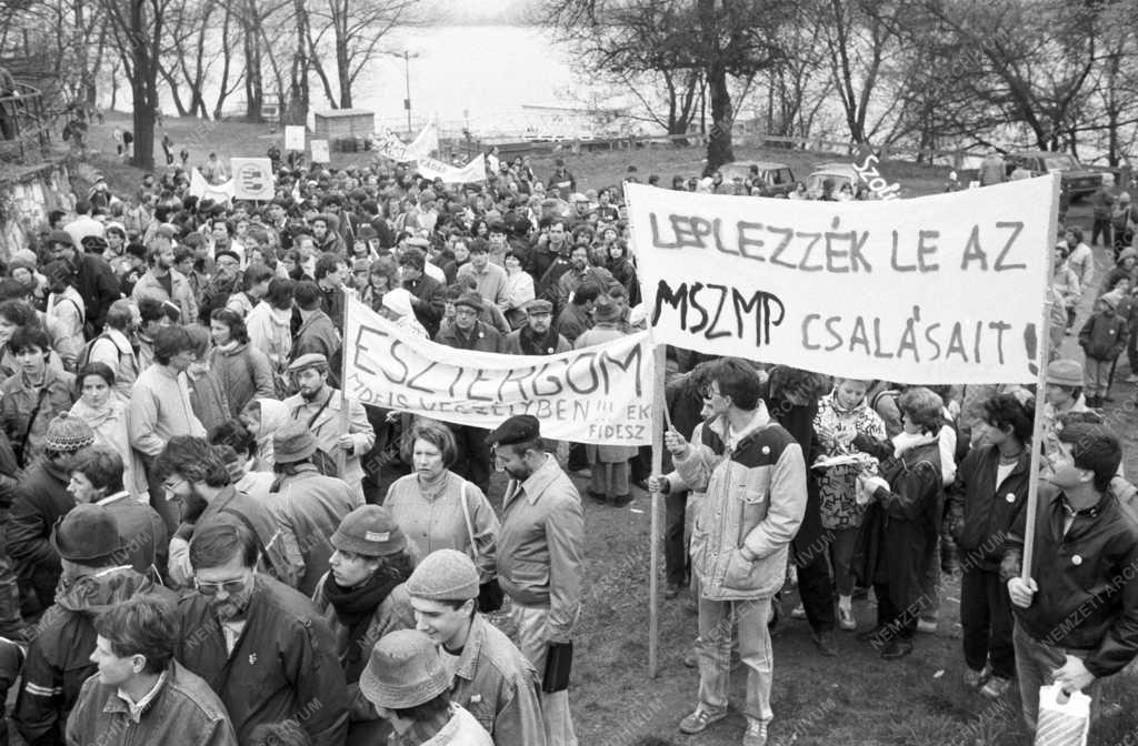 Tüntetés - Vízműellenes tüntetés Nagymaroson