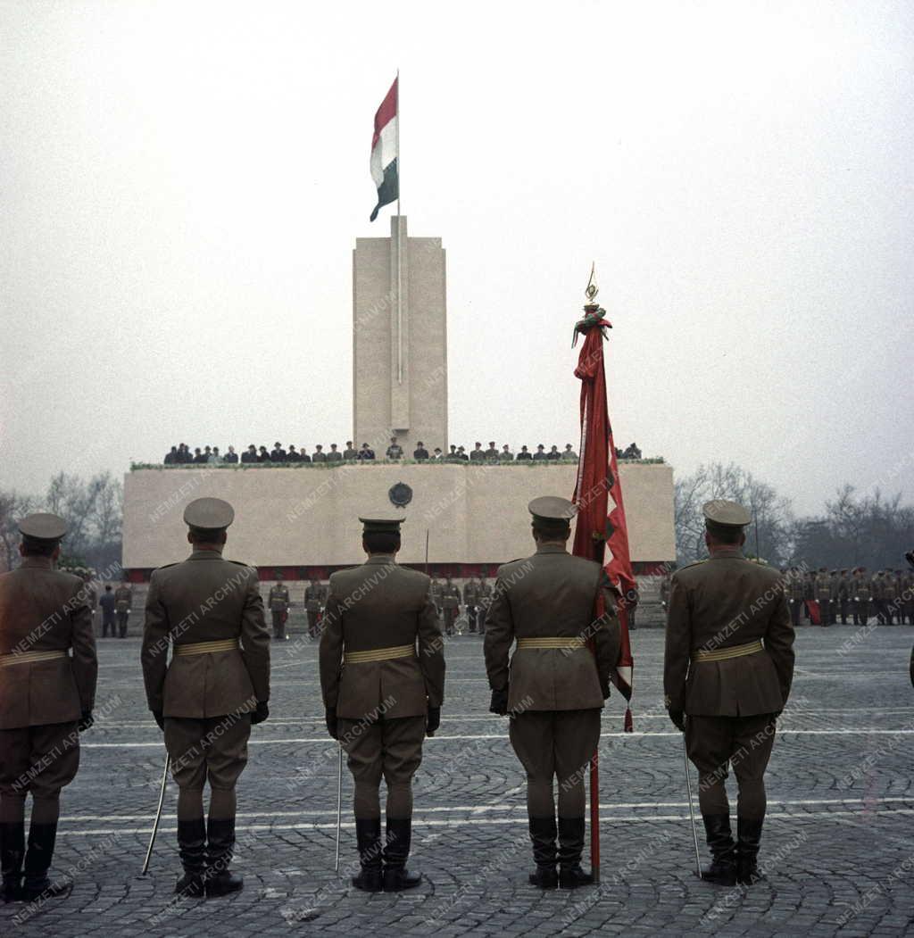 Ünnep - Katonai díszszemle a felszabadulás évfordulóján