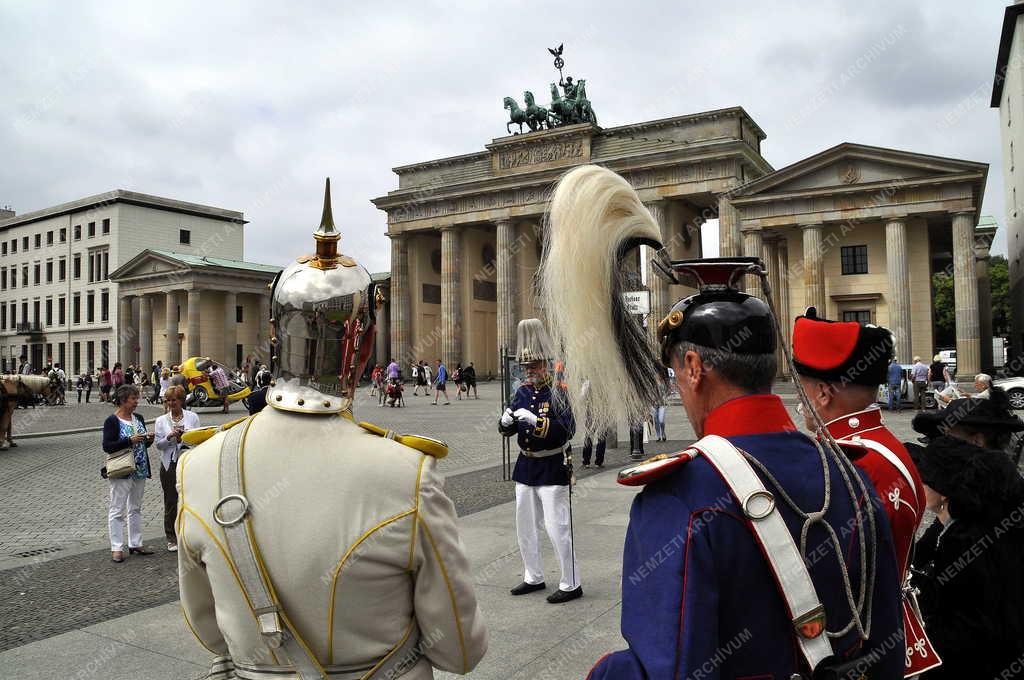 Idegenforgalom - Berlin - Turistalátványosság a Pariser Platzon