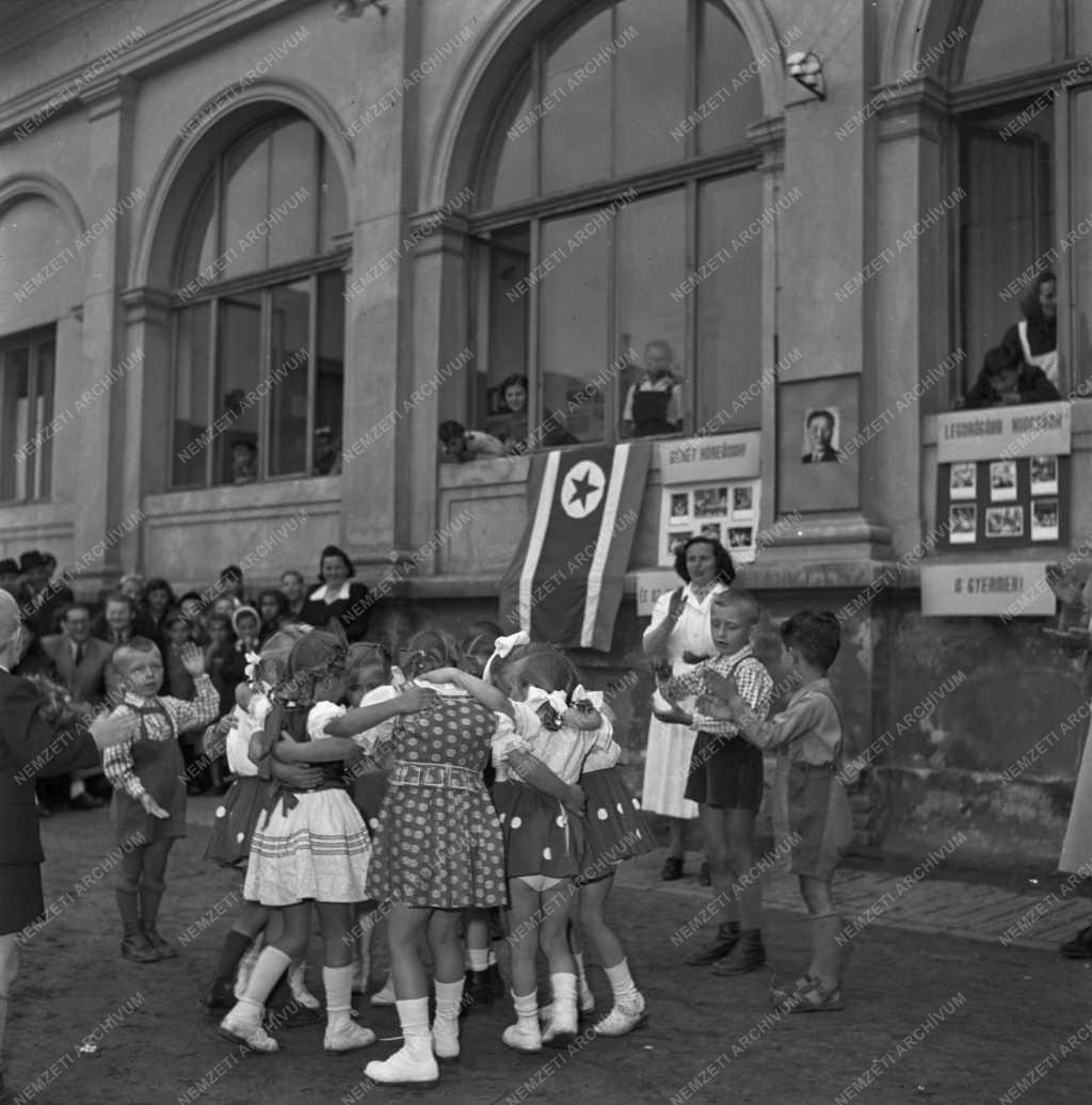 A Gyermekhét alkalmából koreai gyermekeket láttak vendégül a Soroksári úttörők (gyermeknap)