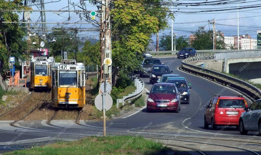 Közlekedés - Budapest - Villamosok és autók 