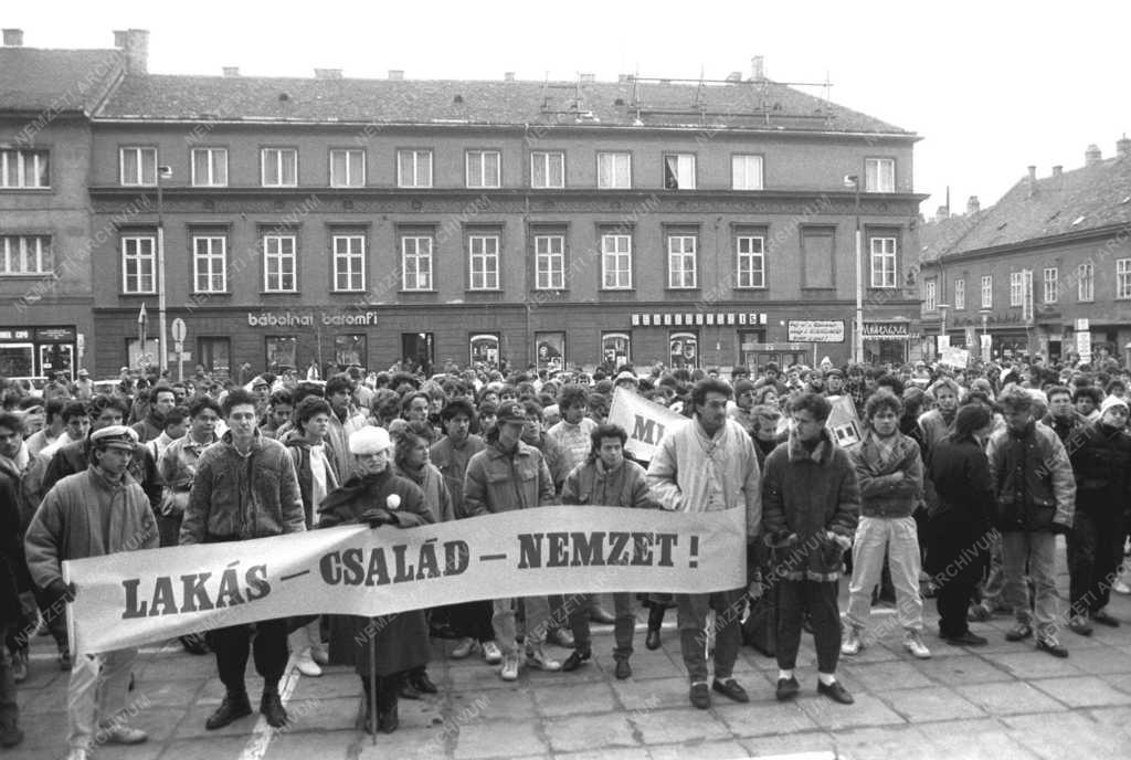 Társadalmi kérdés - Ifjúsági lakásdemonstráció