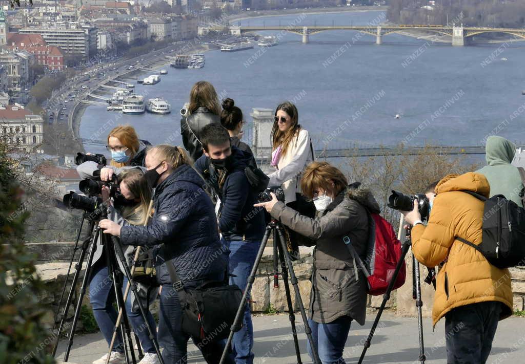 Szabadidő – Budapest – Kirándulók a Gellért-hegyen