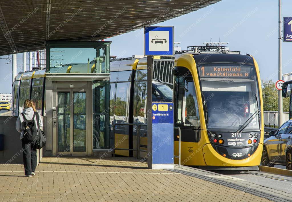 Közlekedés - Budapest - Villamos a Szentlélek téri megállóban