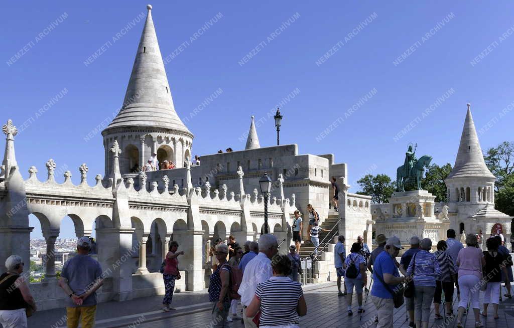 Idegenforgalom - Budapest - Turisták a budai Várban