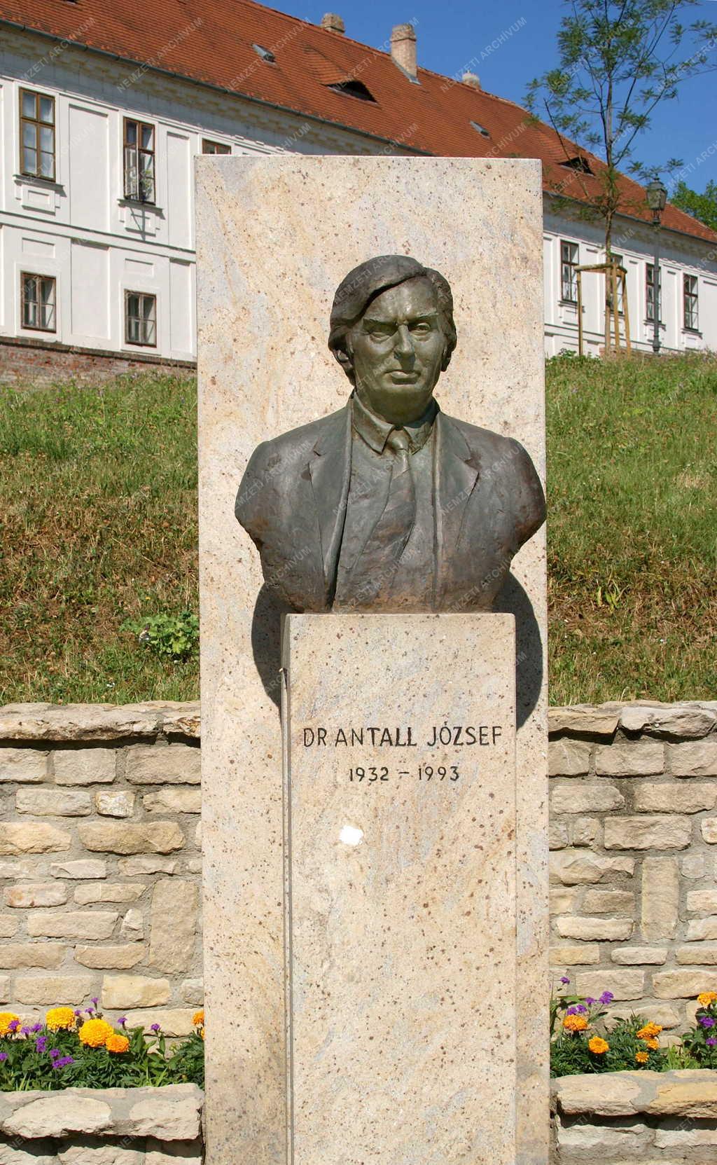 Budapest -  Dr. Antall József mellszobra