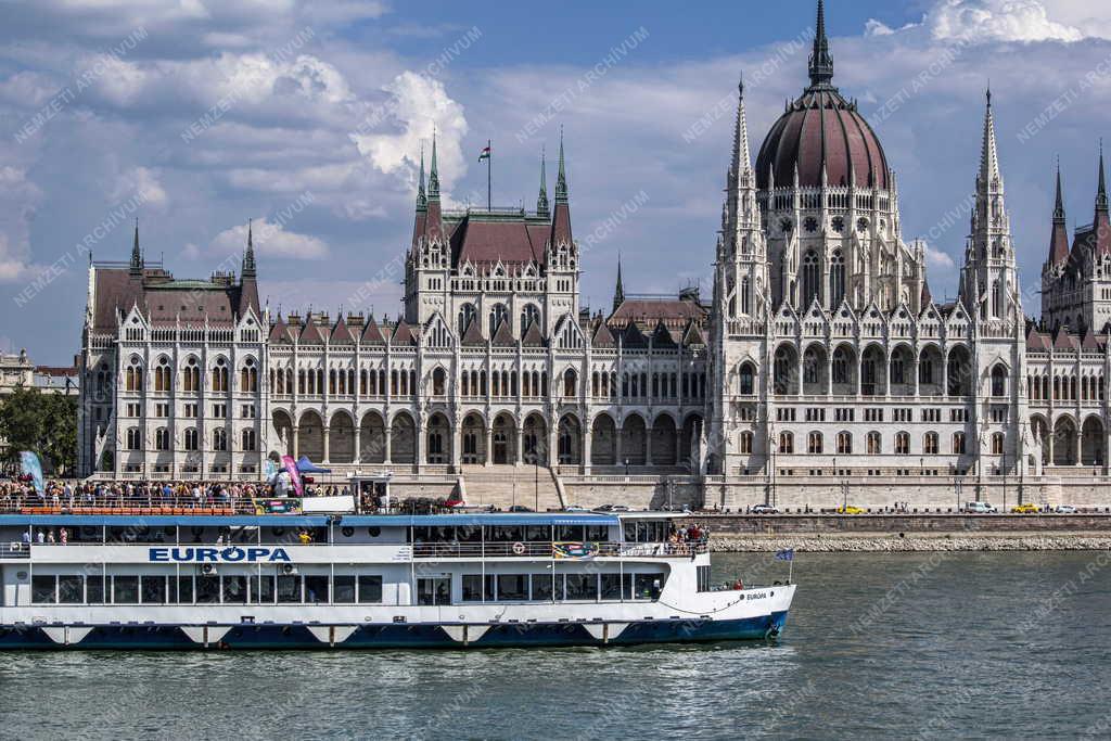 Közlekedés - Budapest - Hajóforgalom a Dunán