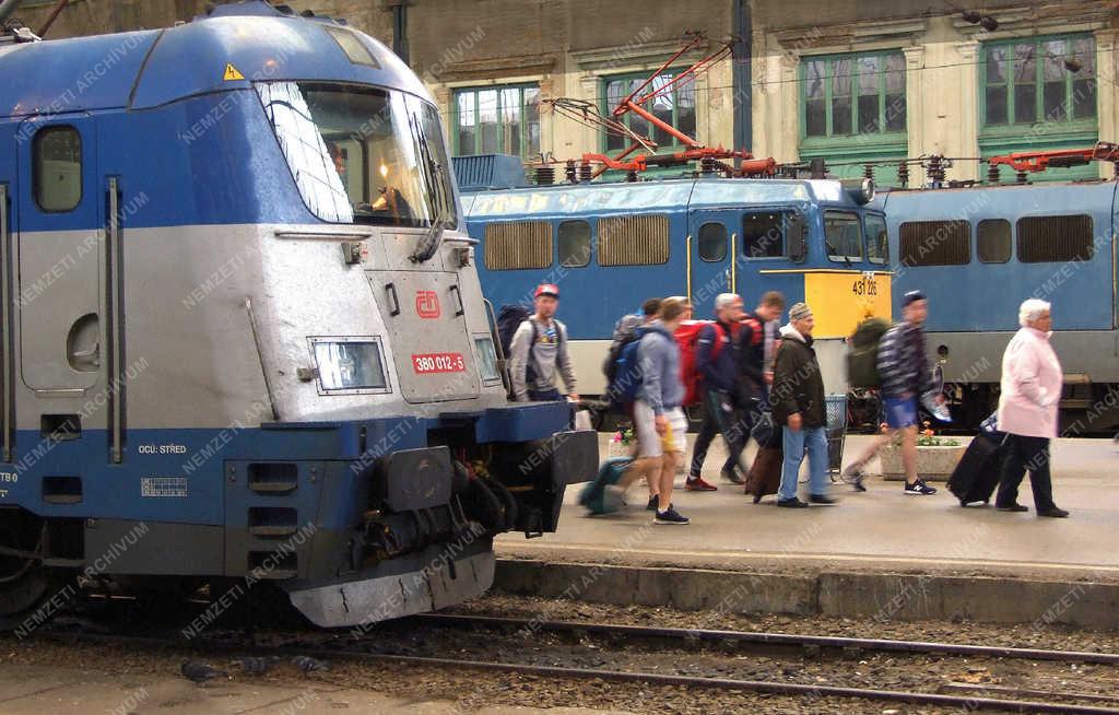 Közlekedés - Budapest - Külföldi vonatszerelvény a Nyugatiban