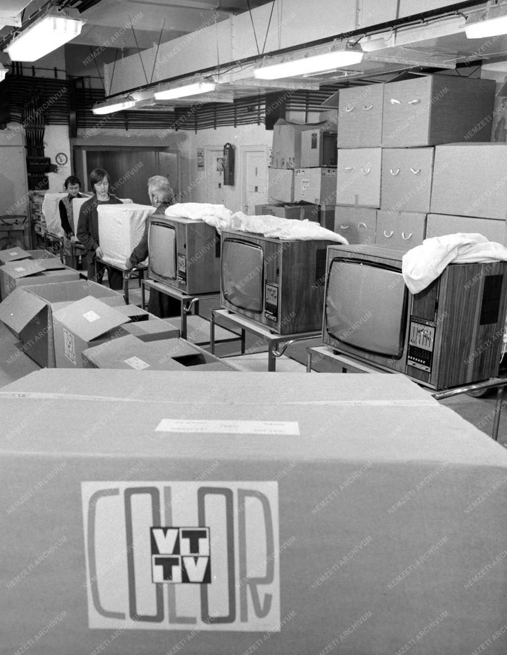 Híradástechnika - Videoton - Több színes TV
