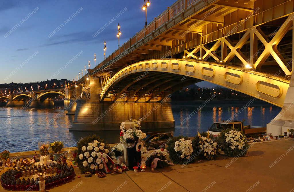 Emlékezés - Budapest - Koszorúk a Duna-parton