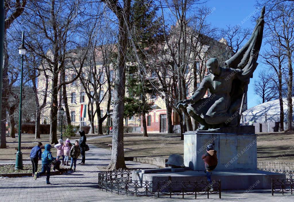 Oktatás - Budapest - Kisiskolások tanórai szünetben