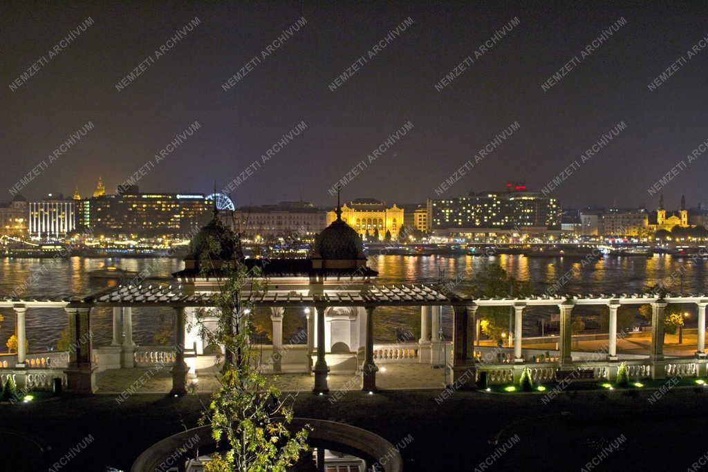 Műemlék - Budapest - A Várkert Bazár esti kivilágításban