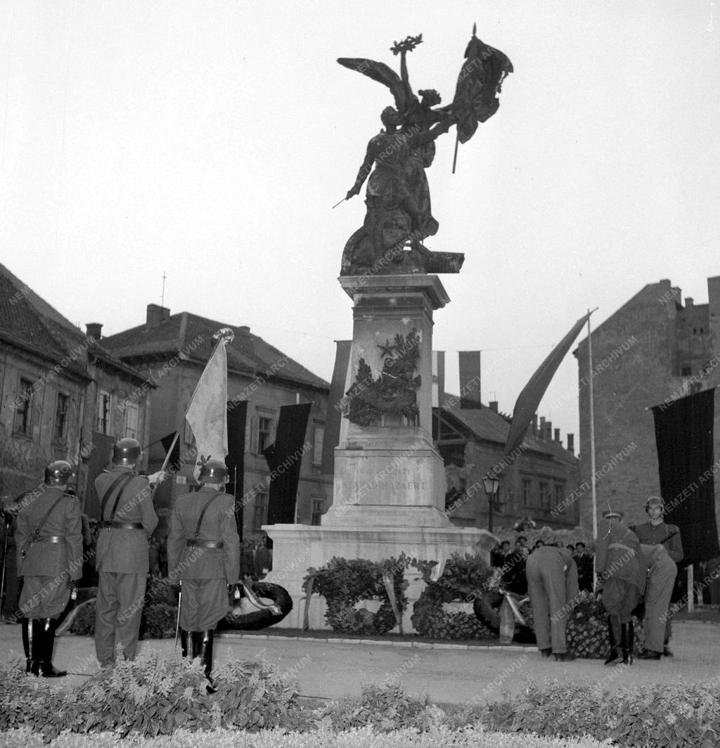 Évforduló - Aradi vértanúk centenáriuma - Koszorúzás a Honvéd-szobornál