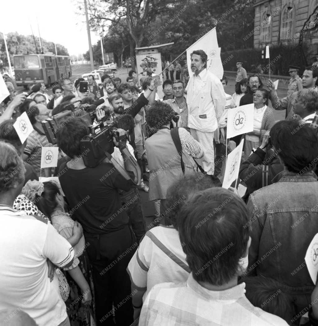 Demonstráció - SZDSZ tüntetés Csehszlovákia budapesti nagykövetségénél