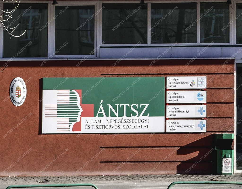 Tárgy - Budapest - Az ÁNTSZ tájékoztató táblája