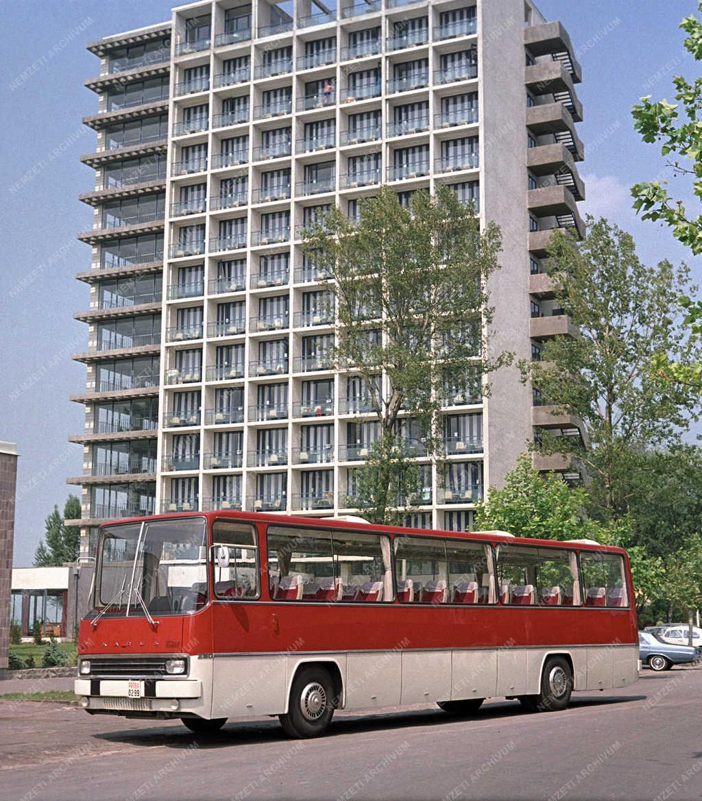 Reklám - Járműipar - Ikarus 250 típusú autóbusz