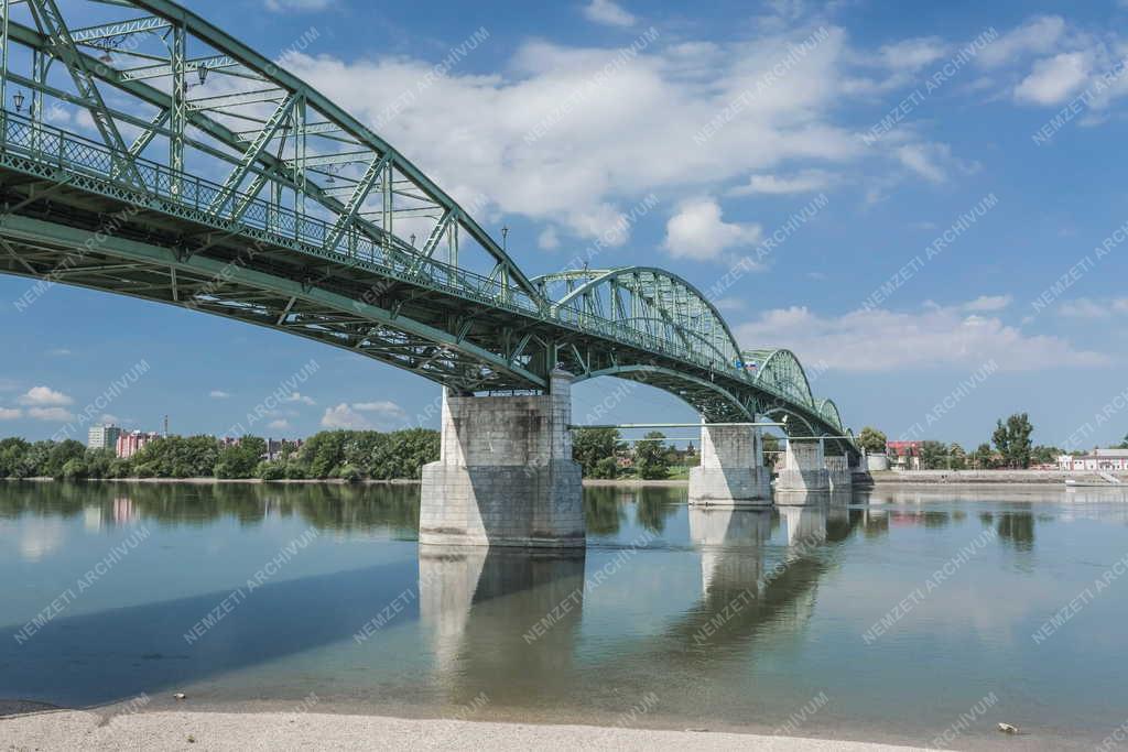 Közlekedési létesítmény - Esztergom - A Mária Valéria híd