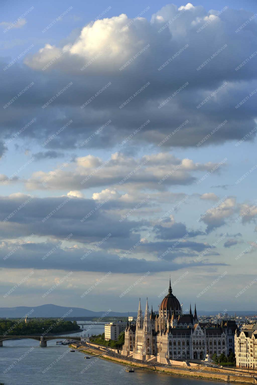 Városkép - Budapest - Dunai panoráma a Parlamenttel