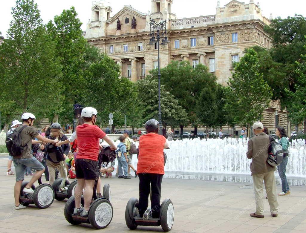 Városkép - Budapest - Turisták a Szabadság téren