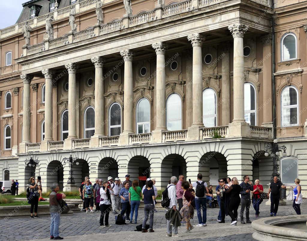  Turizmus - Budapest - Külföldi csoport városnézésen