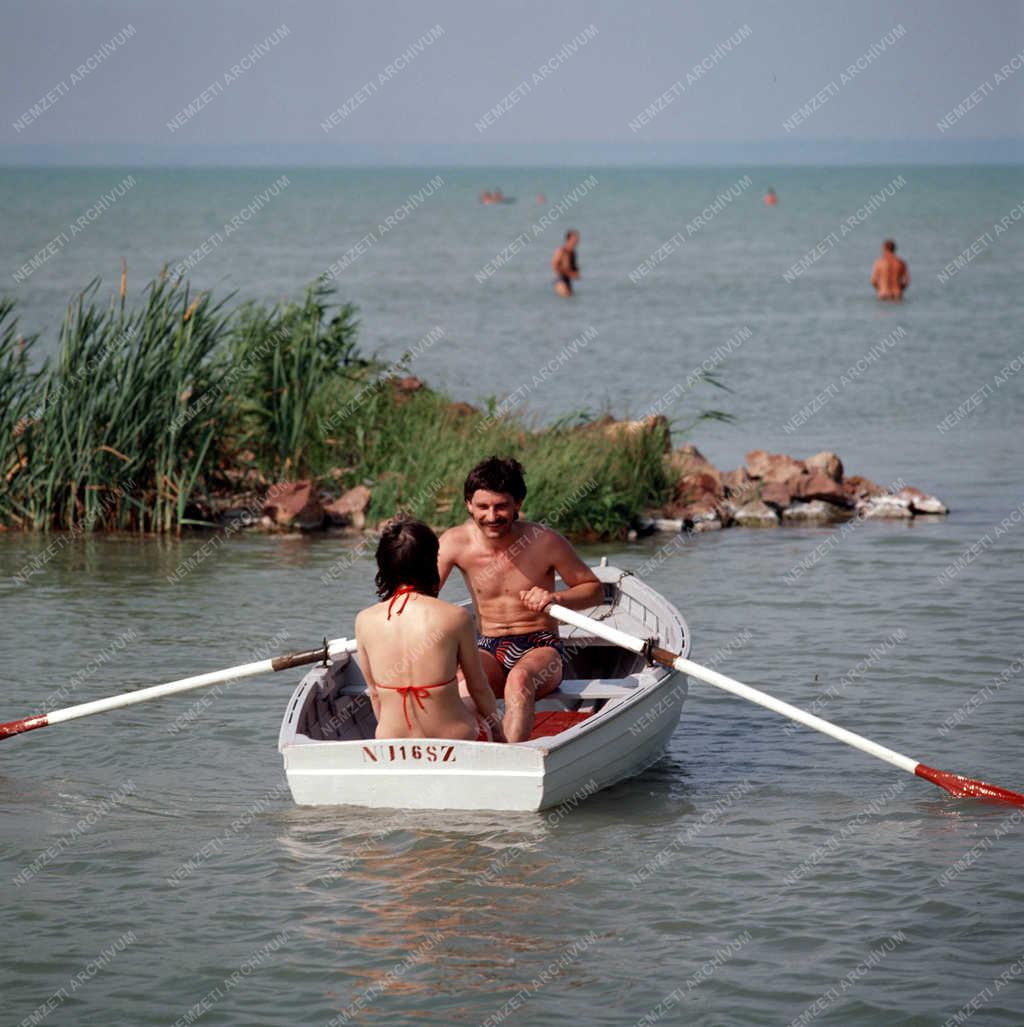 Életkép - Fiatalok a Balatonon