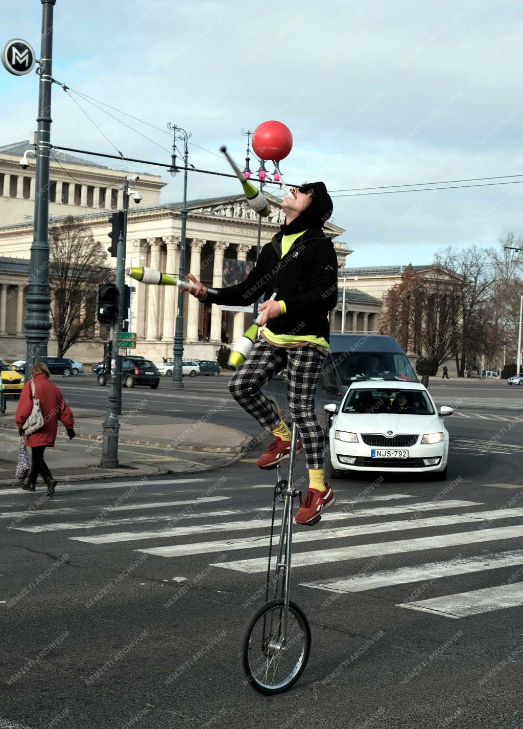 Érdekesség - Budapest - Artista szórakoztatja a piros lámpánál várakozókat a fővárosban