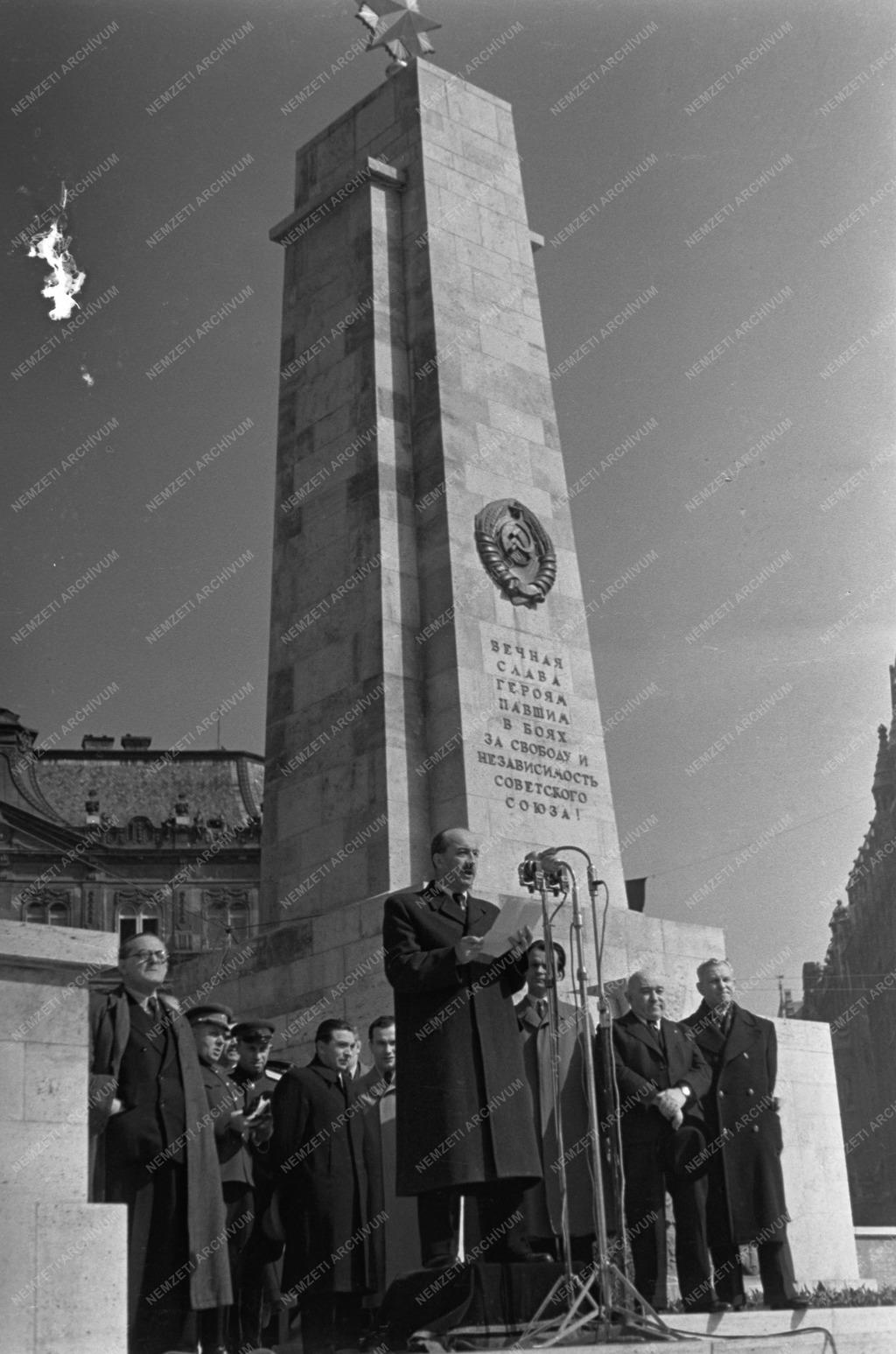 A FELSZAB. ÉVFORD Szabadság tér