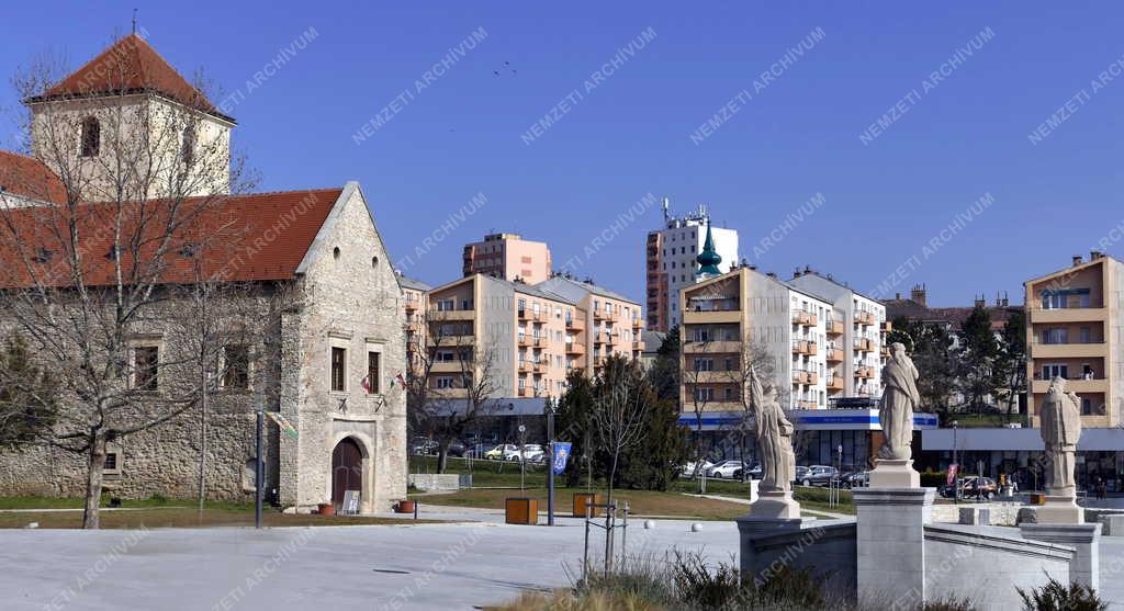 Városkép - Várpalota - Mátyás király tér és a Thury-vár